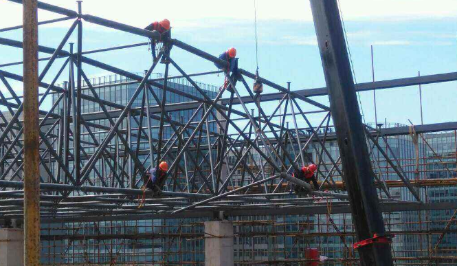 达州论网架装配施工中搭设脚手架应当留神的事故